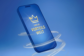 Smarthpone mit dem Einstiegsscreen der Vorteilswelt-App auf blauem Hintergrund umgeben von einer Spirale
